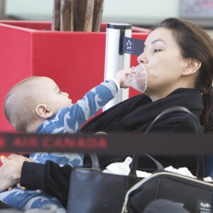 Exclusif - Eva Longoria s'amuse avec son fils Santiago en attendant un vol à Toronto au Canada le 4 avril 2019.