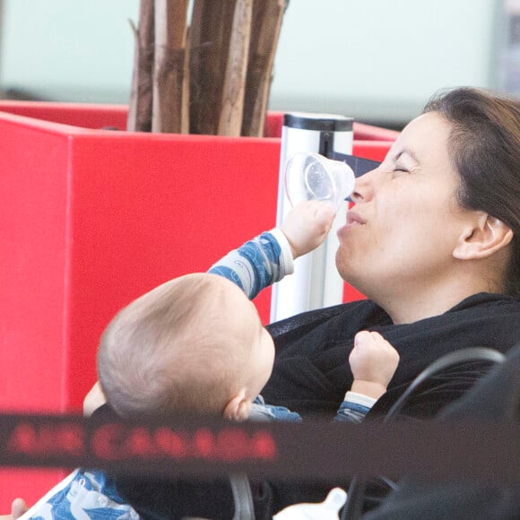 Exclusif - Eva Longoria s'amuse avec son fils Santiago en attendant un vol à Toronto au Canada le 4 avril 2019.