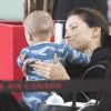 Exclusif - Eva Longoria s'amuse avec son fils Santiago en attendant un vol à Toronto au Canada le 4 avril 2019.