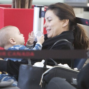 Exclusif - Eva Longoria s'amuse avec son fils Santiago en attendant un vol à Toronto au Canada le 4 avril 2019.