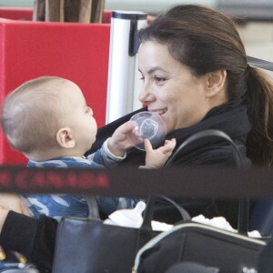 Exclusif - Eva Longoria s'amuse avec son fils Santiago en attendant un vol à Toronto au Canada le 4 avril 2019.