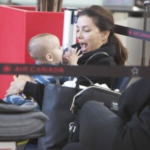 Exclusif - Eva Longoria s'amuse avec son fils Santiago en attendant un vol à Toronto au Canada le 4 avril 2019.