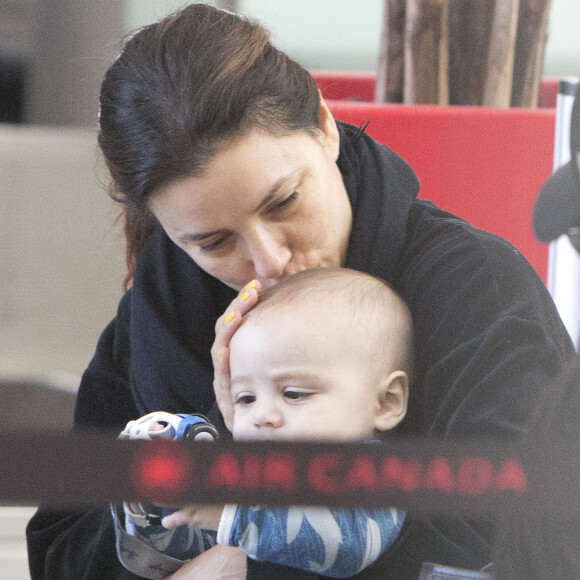 Exclusif - Eva Longoria s'amuse avec son fils Santiago en attendant un vol à Toronto au Canada le 4 avril 2019.