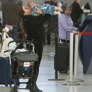 Exclusif - Eva Longoria s'amuse avec son fils Santiago en attendant un vol à Toronto au Canada le 4 avril 2019.