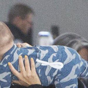 Exclusif - Eva Longoria s'amuse avec son fils Santiago en attendant un vol à Toronto au Canada le 4 avril 2019.