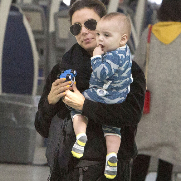 Exclusif - Eva Longoria s'amuse avec son fils Santiago en attendant un vol à Toronto au Canada le 4 avril 2019.