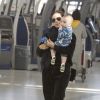Exclusif - Eva Longoria s'amuse avec son fils Santiago en attendant un vol à Toronto au Canada le 4 avril 2019.