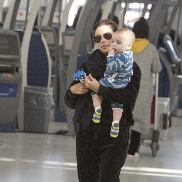 Exclusif - Eva Longoria s'amuse avec son fils Santiago en attendant un vol à Toronto au Canada le 4 avril 2019.