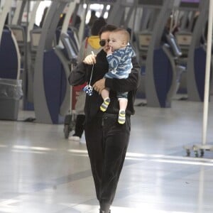 Exclusif - Eva Longoria s'amuse avec son fils Santiago en attendant un vol à Toronto au Canada le 4 avril 2019.