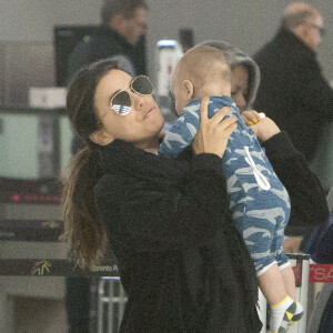 Exclusif - Eva Longoria s'amuse avec son fils Santiago en attendant un vol à Toronto au Canada le 4 avril 2019.