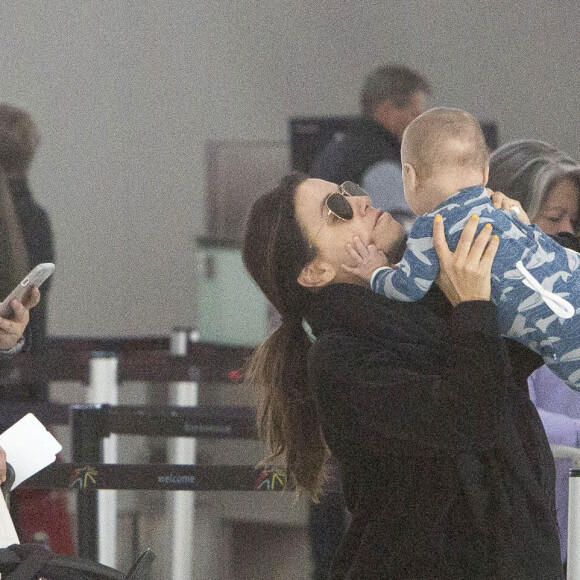 Exclusif - Eva Longoria s'amuse avec son fils Santiago en attendant un vol à Toronto au Canada le 4 avril 2019.