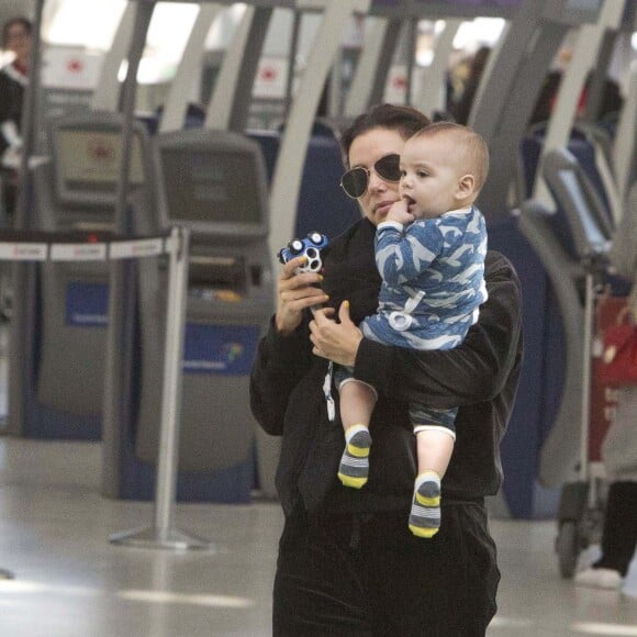 Exclusif - Eva Longoria s'amuse avec son fils Santiago en attendant un vol à Toronto au Canada le 4 avril 2019.