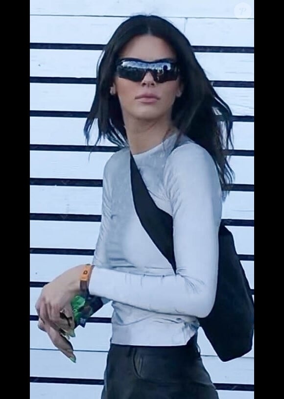Exclusif - Kendall Jenner arrive sur le site de Coachella, elle porte un pantalon en cuir noir, un haut à manche longues gris et des lunettes de soleil, un look discret pour son arrivée. Indio, le 12 avril 2019.