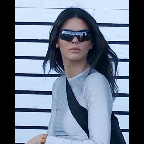 Exclusif - Kendall Jenner arrive sur le site de Coachella, elle porte un pantalon en cuir noir, un haut à manche longues gris et des lunettes de soleil, un look discret pour son arrivée. Indio, le 12 avril 2019.