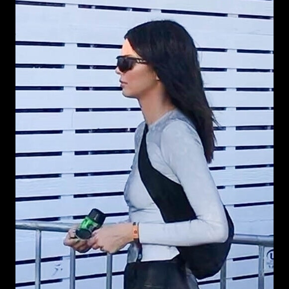 Exclusif - Kendall Jenner arrive sur le site de Coachella, elle porte un pantalon en cuir noir, un haut à manche longues gris et des lunettes de soleil, un look discret pour son arrivée. Indio, le 12 avril 2019.