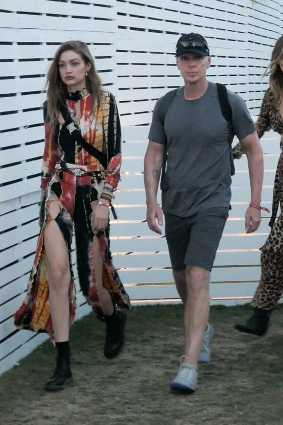 Gigi Hadid en compagnie d' amis au festival de musique et d'arts de la vallée de Coachella dans le désert à Bermuda Dunes Le 13 avril 2019.