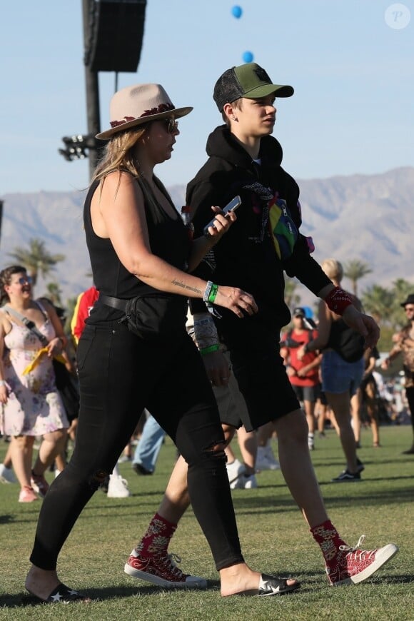 Exclusif - Romeo Beckham et sa cousine - Les frères Beckham sont au festival Coachella accompagné de leurs cousines et de leurs amis, Indio, le 13 avril 2019.