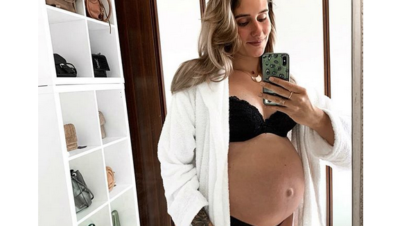 Jesta (Koh-Lanta) enceinte et en lingerie : son baby bump fait réagir