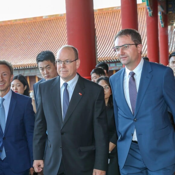 Exclusif - Le prince Albert II de Monaco entouré de Stéphane Bern et Thomas Fouilleron lors de l'inauguration de l'exposition "Princes et princesses de Monaco" à la cité interdite à Pékin le 6 septembre 2018. © Jean-Charles Vinaj / PRM / Bestimage