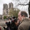 Le prince Jean d'Orléans, comte de Paris, est venu se recueillir en compagnie de son frère Eudes, duc d'Angoulême, devant la cathédrale Notre-Dame de Paris le 16 avril 2019, au lendemain de l'incendie dévastateur qui a détruit sa toiture. © Cyril Moreau / Bestimage