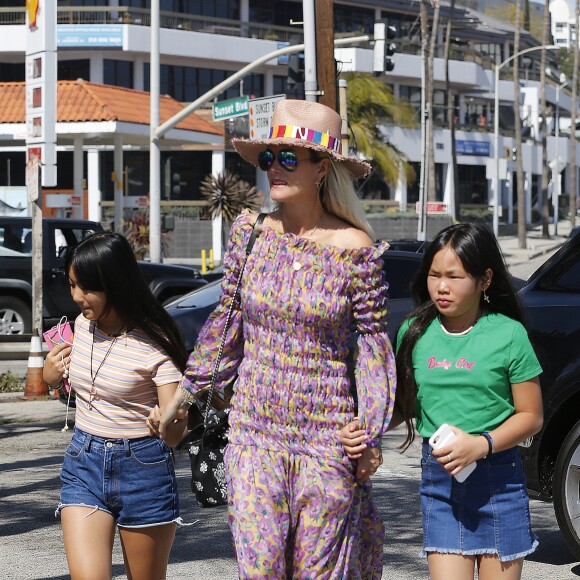 Laeticia Hallyday et ses filles Jade et Joy - Laeticia Hallyday et ses filles Jade et Joy arrivent au restaurant Gladstones pour déjeuner à Los Angeles, le 30 mars 2019.
