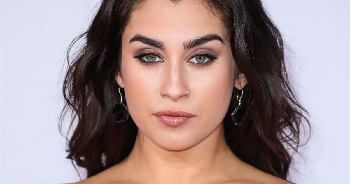 Lauren Jauregui à la soirée 2018 American Music Awards au théâtre