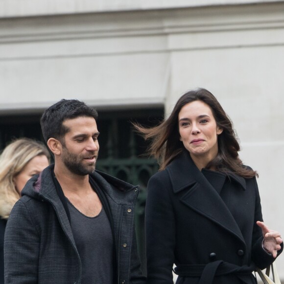 Exclusif - Marine Lorphelin, Miss France 2013, et son compagnon Christophe Malmezac se promènent dans les rues de Paris. Le 21 décembre 2018