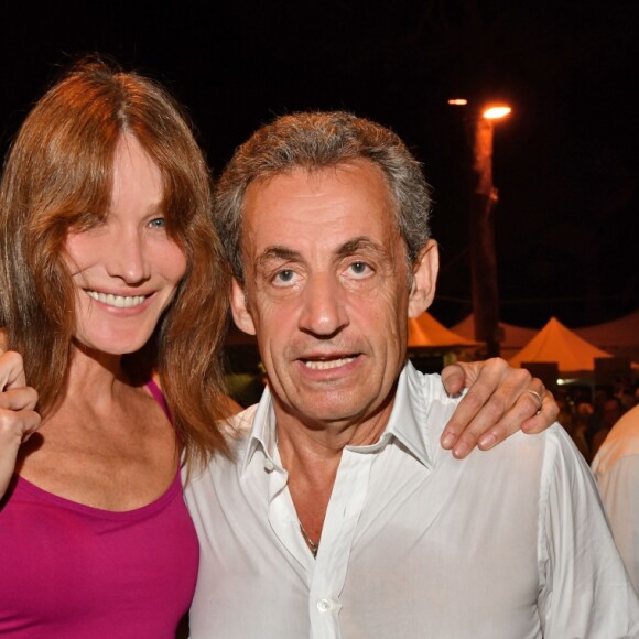 Exclusif - Carla Bruni-Sarkozy pose avec son mari Nicolas Sarkozy après son concert lors du 58e festival "Jazz à Juan" à Juan-les-Pins le 17 juillet 2018. © Bruno Bebert/Bestimage