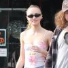Exclusif - Lily-Rose Depp fait du shopping avec des amis dans les rues de Los Angeles, le 8 avril 2019.
