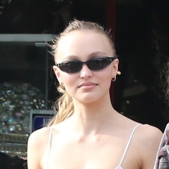 Exclusif - Lily-Rose Depp fait du shopping avec des amis dans les rues de Los Angeles, le 8 avril 2019.
