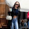 Exclusif - Lily Rose Depp a été aperçue avec une amie dans les rues de West Hollywood. L'actrice et mannequin porte un tee-shirt crop top, un jean et des escarpins bicolore, le 5 avril 2019.