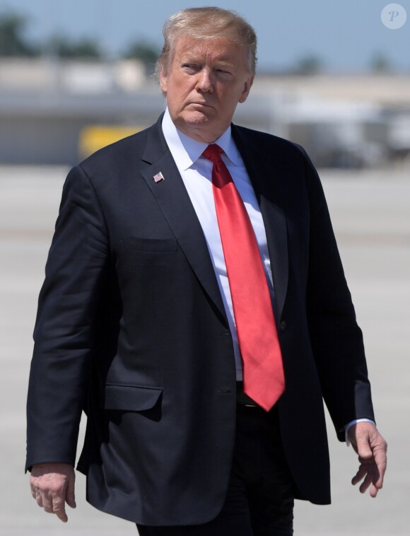 Donald J. Trump (président des Etats-Unis), et Sarah Huckabee à la descente d'Air Force One sur le tarmac de l'aéroport de Palm Beach, le 22 mars 2019.