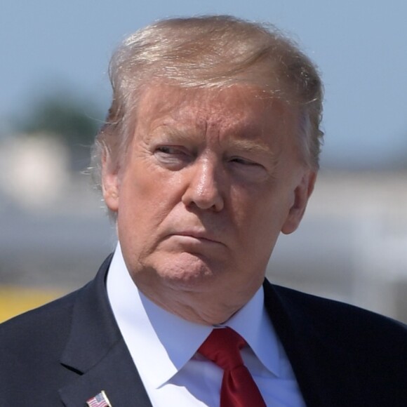 Donald J. Trump (président des Etats-Unis), et Sarah Huckabee à la descente d'Air Force One sur le tarmac de l'aéroport de Palm Beach, le 22 mars 2019.