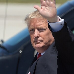 Donald J. Trump (président des Etats-Unis), et Sarah Huckabee à la descente d'Air Force One sur le tarmac de l'aéroport de Palm Beach, le 22 mars 2019.