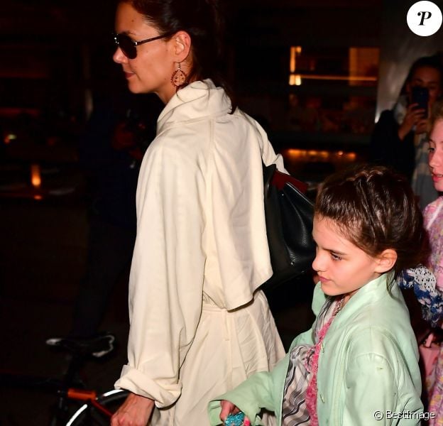 Suri Cruise est allée fêter son anniversaire (13 ans) avec des amies et sa mère Katie Holmes au restaurant Delicatessen à New York. Le 18 avril 2019