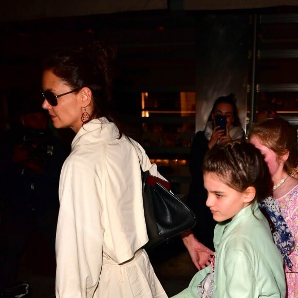 Suri Cruise est allée fêter son anniversaire (13 ans) avec des amies et sa mère Katie Holmes au restaurant Delicatessen à New York. Le 18 avril 2019