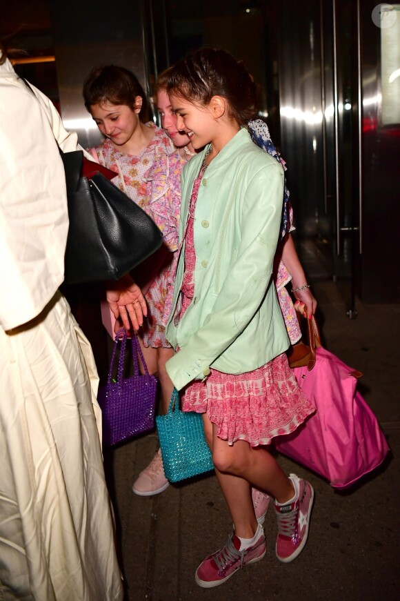 Suri Cruise est allée fêter son anniversaire (13 ans) avec des amies et sa mère Katie Holmes au restaurant Delicatessen à New York. Le 18 avril 2019