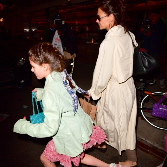 Suri Cruise est allée fêter son anniversaire (13 ans) avec des amies et sa mère Katie Holmes au restaurant Delicatessen à New York. Le 18 avril 2019