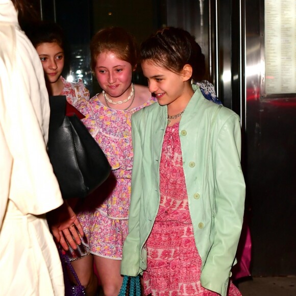 Suri Cruise est allée fêter son anniversaire (13 ans) avec des amies et sa mère Katie Holmes au restaurant Delicatessen à New York. Le 18 avril 2019