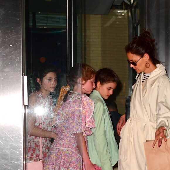 Suri Cruise est allée fêter son anniversaire (13 ans) avec des amies et sa mère Katie Holmes au restaurant Delicatessen à New York. Le 18 avril 2019