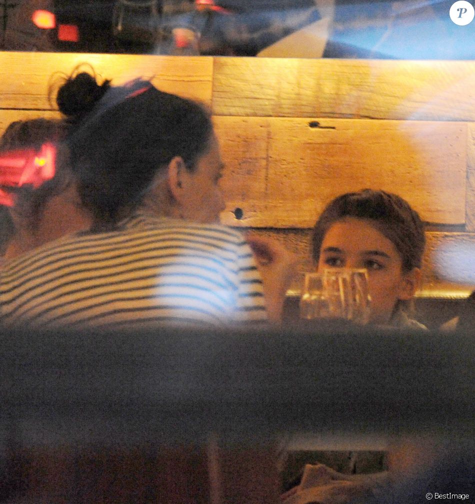 Katie Holmes Fete L Anniversaire De Sa Fille Suri 13 Ans Dans Un Restaurant A New York Le 18 Avril 19 Purepeople