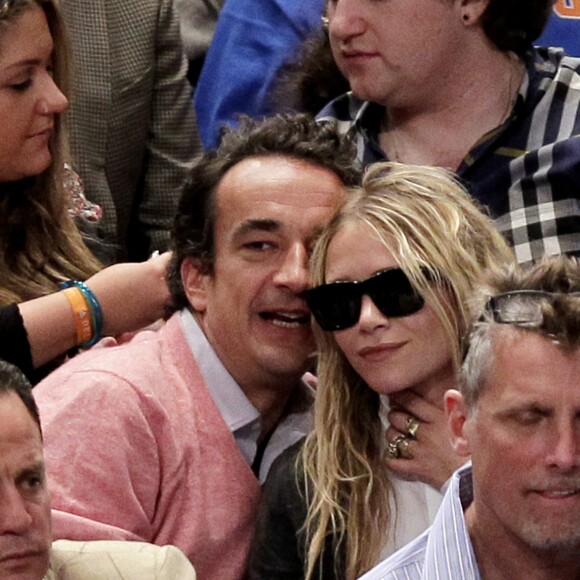 Olivier Sarkozy et Mary-Kate Olsen assistent à un match des Knicks de New York contre les Clippers de Los Angeles au Madison Square Garden de New York le 25 avril 2012.
