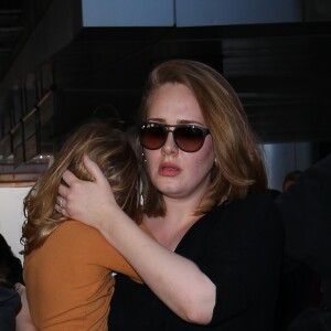 Info - La chanteuse Adele et son mari Simon Konecki se séparent 3 ans après leur mariage secret - La chanteuse Adele et son fils Angelo Konecki arrivent à l'aéroport LAX de Los Angeles le 3 janvier 2015 entourés de nombreux photographes. La chanteuse serait selon certaines sources séparée de son mari Simon Konecki.