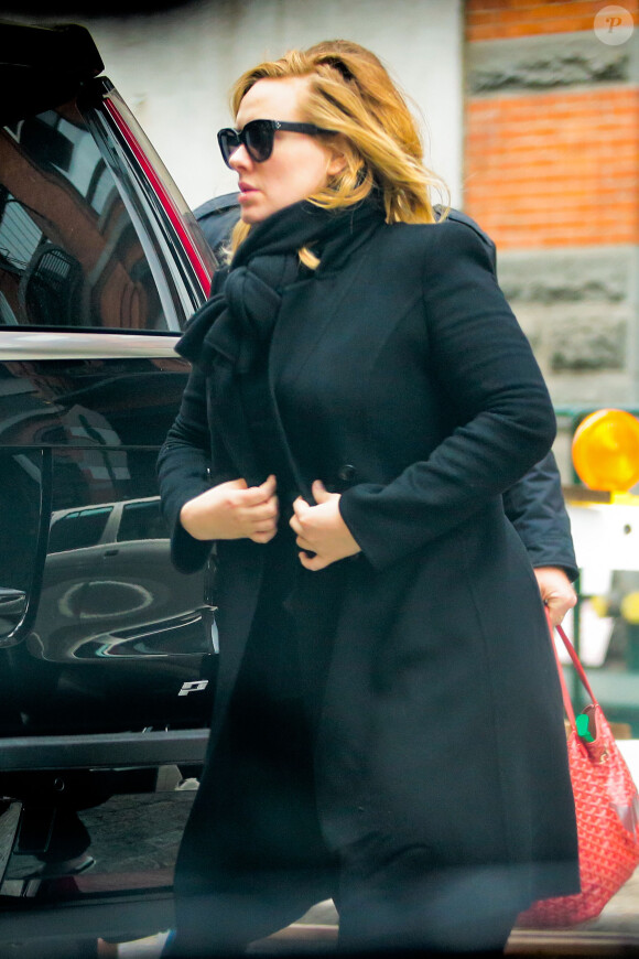 Info - La chanteuse Adele et son mari Simon Konecki se séparent 3 ans après leur mariage secret - Exclusif - Adele avec son fils Angelo James Konecki et Simon Konecki dans les rues de New York, le 18 novembre 2015.
