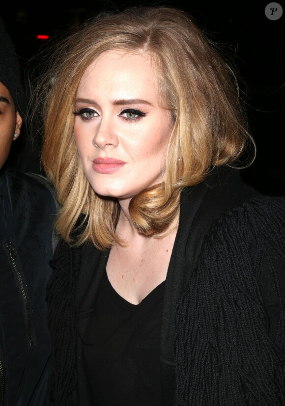 La chanteuse Adele quitte son hôtel pour aller dîner au restaurant dans le quartier de West Village à New York. Le 19 novembre 2015.