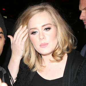 La chanteuse Adele quitte son hôtel pour aller dîner au restaurant dans le quartier de West Village à New York. Le 19 novembre 2015.