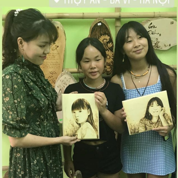 Laeticia Hallyday, Jade et Joy au Vietnam, le 20 avril 2019.