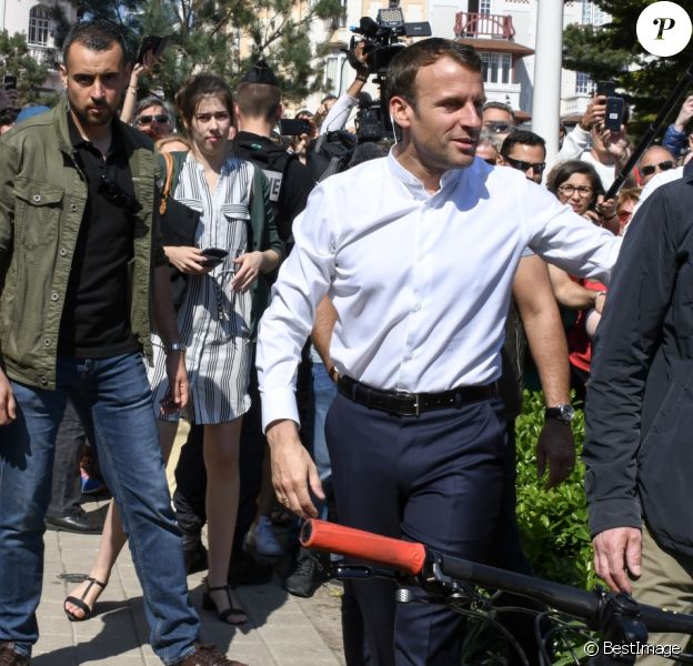 Le président de la république Emmanuel Macron, arrivé samedi soir au Touquet est sorti de sa villa et a pris un bain de foule dimanche midi saluant de nombreux passants avant de se rendre à un déjeuner en famille. Le Touquet le 21 Avril 2019.
