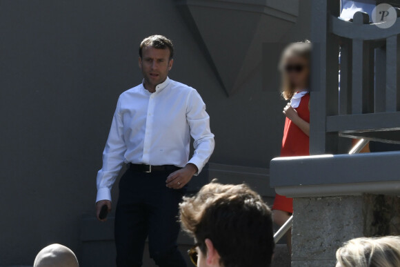 Le président de la république Emmanuel Macron, arrivé samedi soir au Touquet est sorti de sa villa et a pris un bain de foule dimanche midi accompagné de sa femme Brigitte Macron et d'une de ses petites-filles saluant de nombreux passants avant de se rendre à un déjeuner en famille. Le Touquet le 21 Avril 2019.