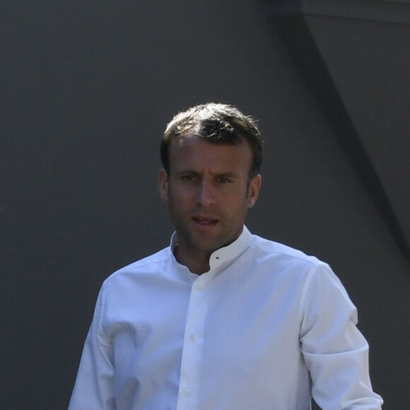 Le président de la république Emmanuel Macron, arrivé samedi soir au Touquet est sorti de sa villa et a pris un bain de foule dimanche midi accompagné de sa femme Brigitte Macron et d'une de ses petites-filles saluant de nombreux passants avant de se rendre à un déjeuner en famille. Le Touquet le 21 Avril 2019.